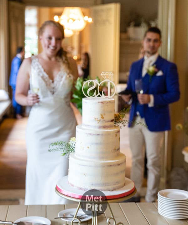 Bruidspaar aanlopend op de taart